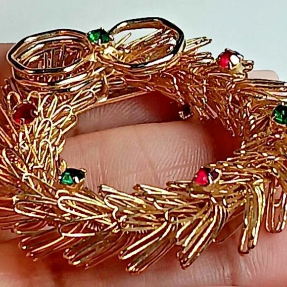 CHRISTMAS Pin Brooch Vintage Wreath Red Green Enamel Textured Gold Tone Estate - Picture 3 of 5